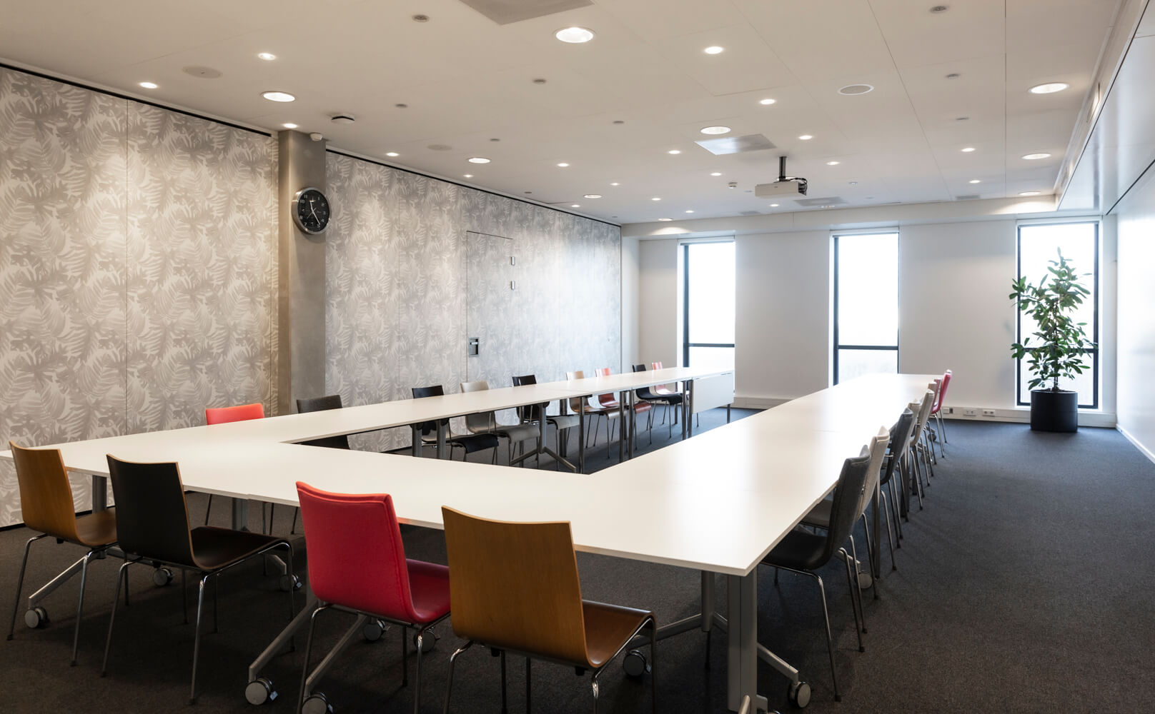 Frame-Office-MeetingRoomSeeFar-XL